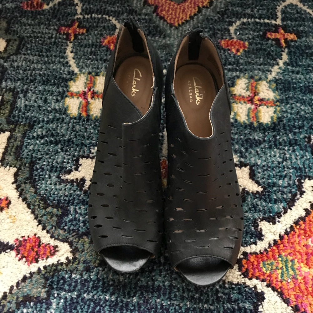 Black Clark pumps